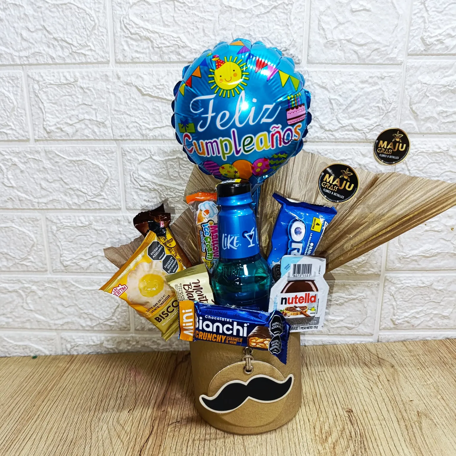 Cesta de Regalo de Cumpleaños 'Bigote' con Snacks y Globo