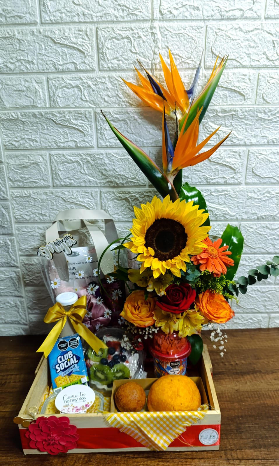 Canasta de Desayuno Sorpresa con Arreglo Floral