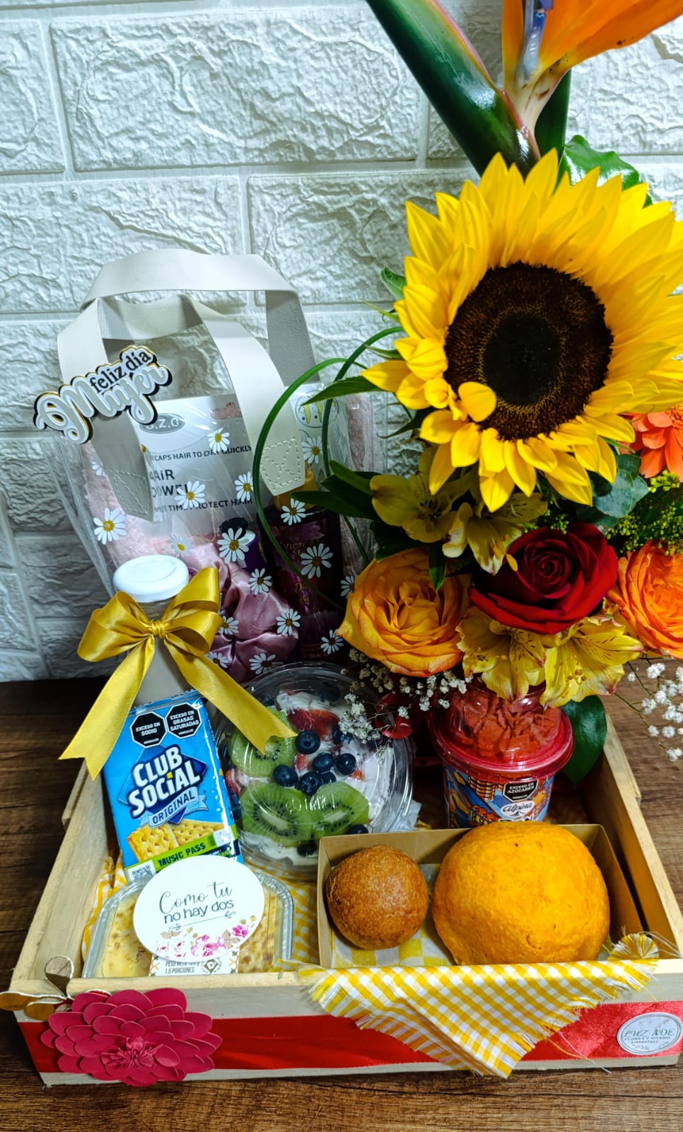 Canasta de Desayuno Sorpresa con Arreglo Floral