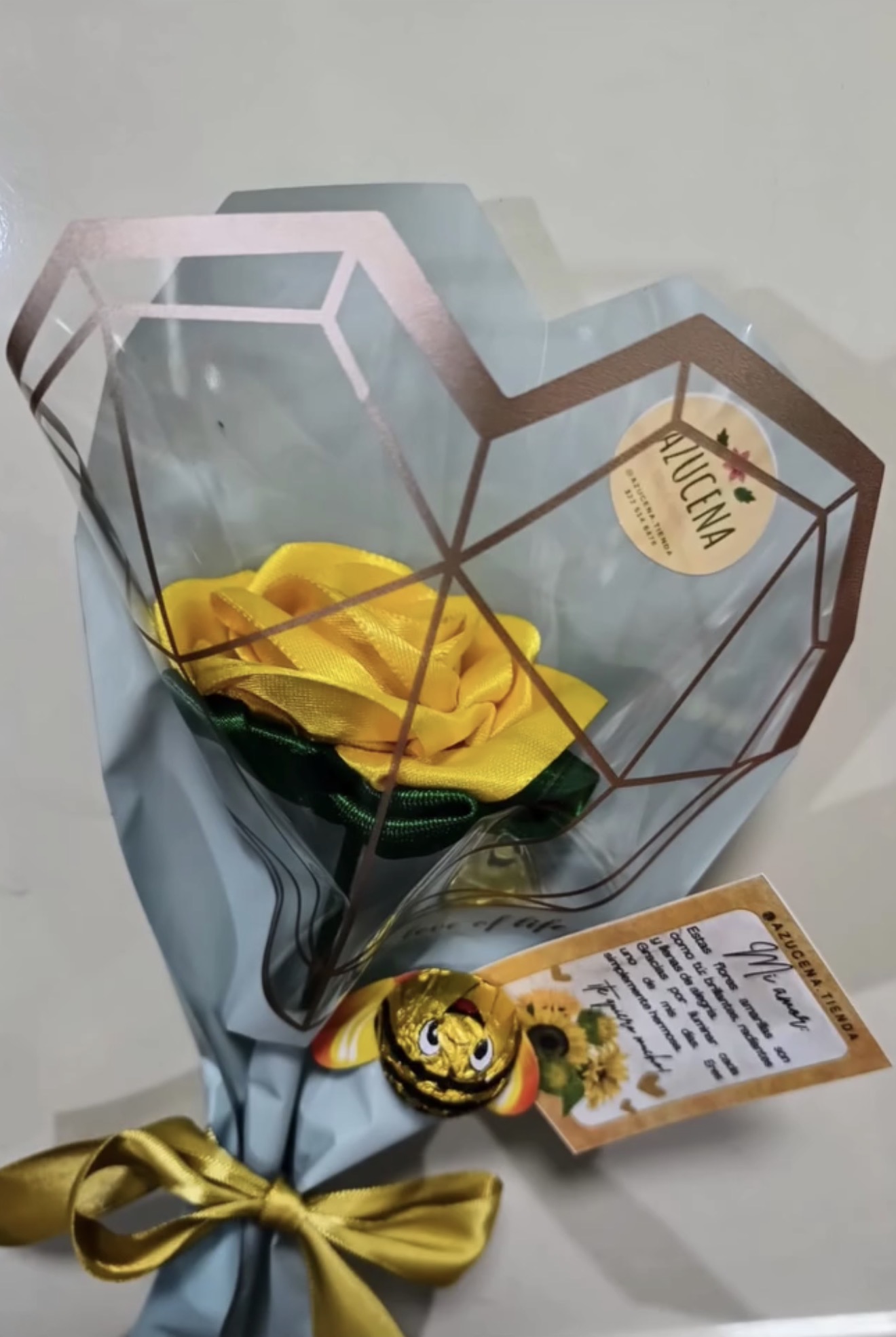 Rosa Amarilla Artificial de Cinta con Chocolate y Tarjeta Azucena