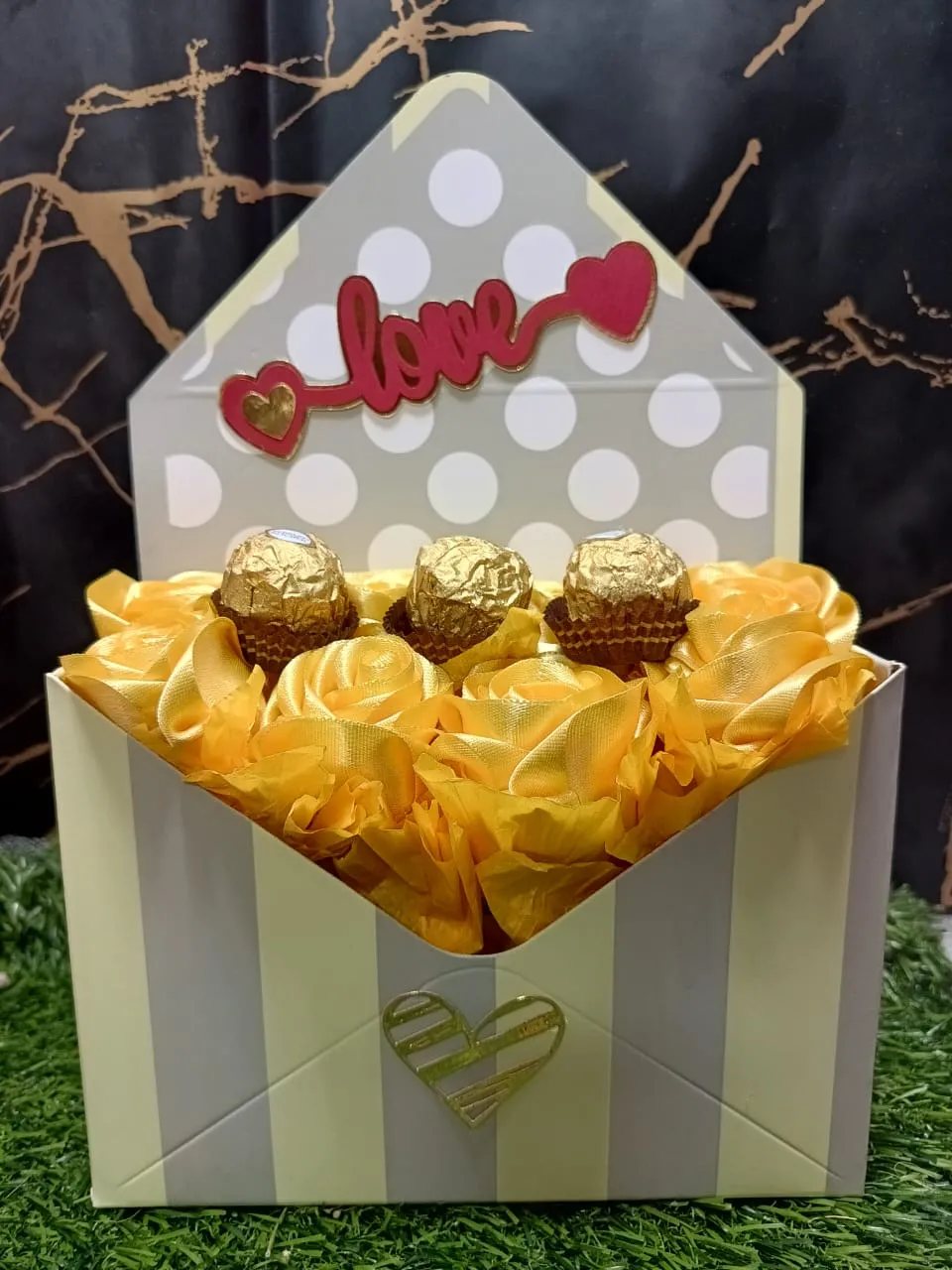 Sobre con Rosas Amarillas 