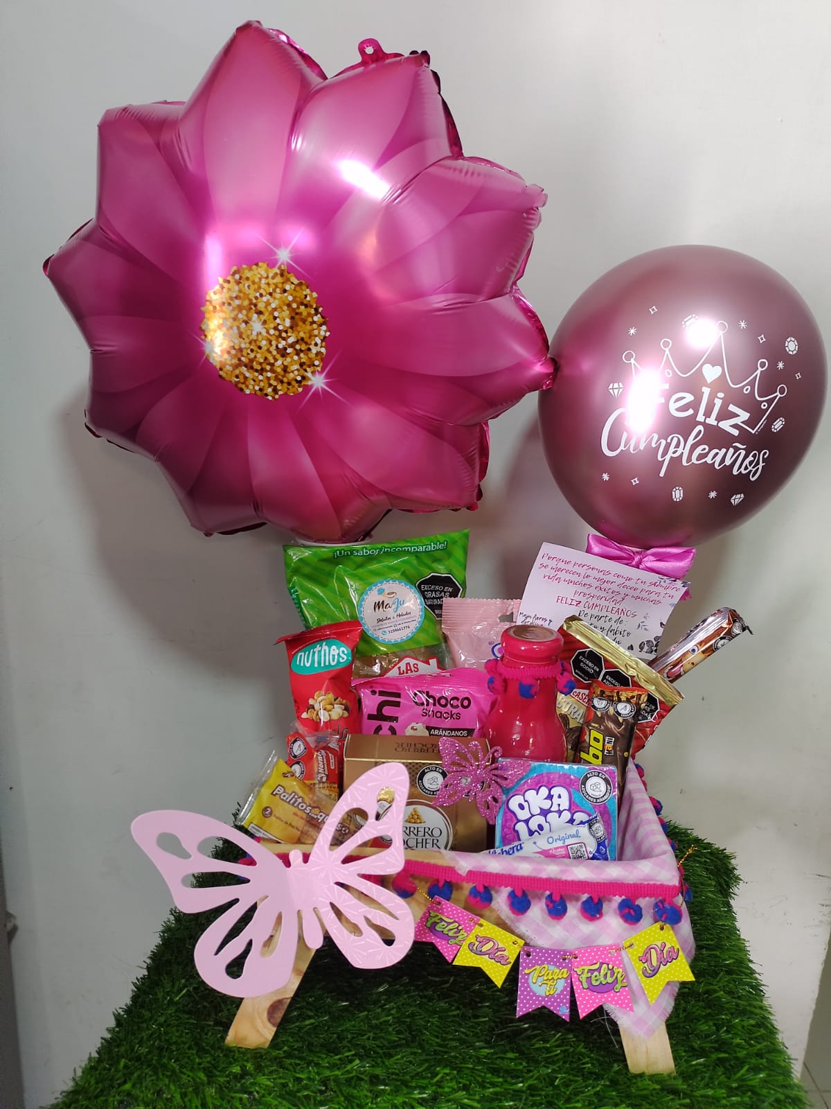 Canasta de Regalo de Cumpleaños Rosa con Dulces y Globos